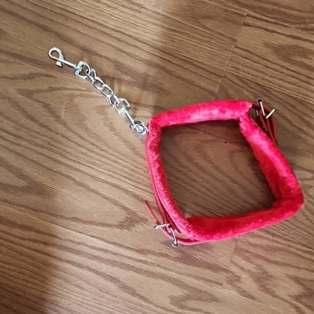 Red furry cuffs‎ New with a chain